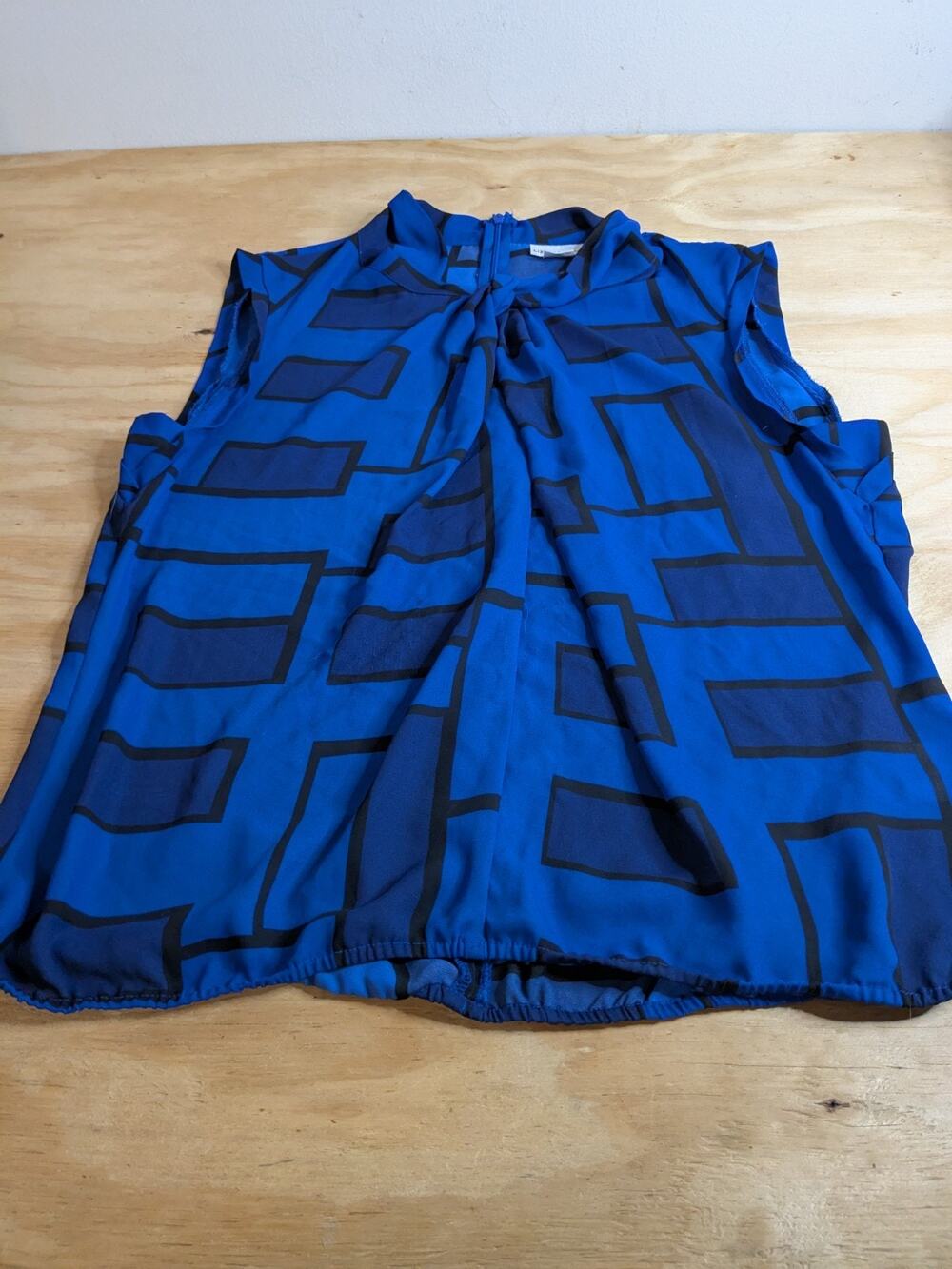 Liz Claiborne Womens Blouse Sz Large Rayon Shirt Blouse Sleeveless Blue Black